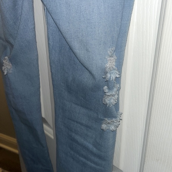 Butt lifting. Distressed slightly, skinny leg, womens jeans size 7 - Picture 6 of 10